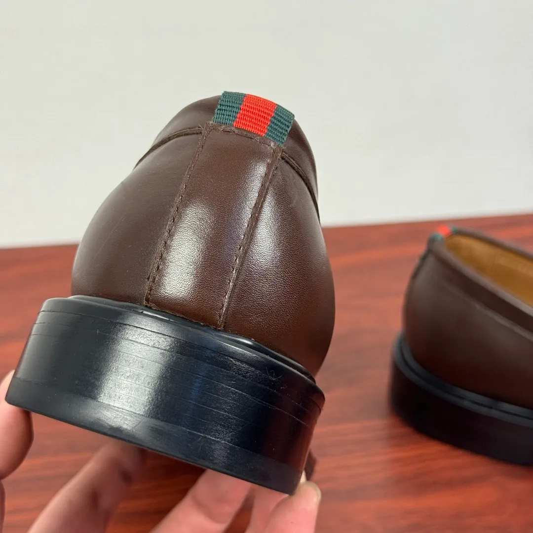 Batch 980 Gucci/Gucci new men's solid color leather loafers! These elegant loafers are crafted from soft glossy cowhide and are available in two styles. The upper is decorated with genuine leather buckles, adding low-key and unique logo pattern elements. Simple style design. Classic European and American last style. Standard style. Red and green webbing decoration on the heel embellishes brand style details. Select high-quality leather, look at the details for textured workmanship, dyed calfskin lining, uniform and delicate pores, soft and comfortable. Thickened leather outsole, composite rubber bottom sheet at the heel, excellent foot comfort, wear-resistant and non-slip, the first choice for light luxury, versatile for footwear, and comes with a full set of packaging! Size: 39-40-41-42-43-44 leather shoe size (38.45.46 can be customized) Item number: 812168 Leather surface coffee color